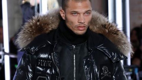 Được mời diễn ở Tuần lễ thời trang New York nhờ... quá đẹp trai lúc ngồi tù!